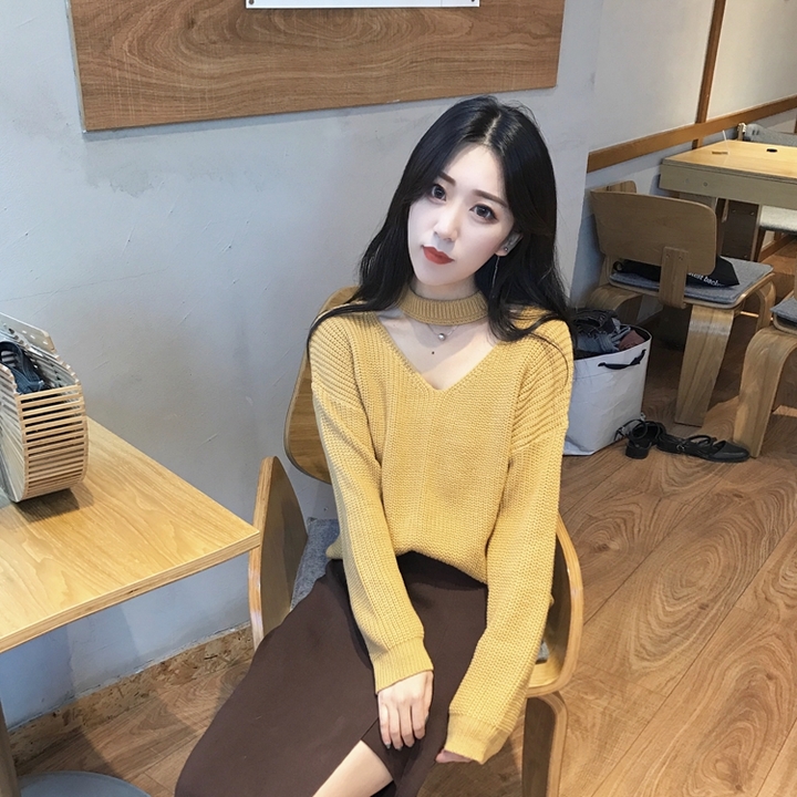 สีเหลืองน้ำตาล : เสื้อสเวตเตอร์ ไหมพรมคอวี แต่งสายคาด ลายทางในตัว ไหมพรมเส้นเล็ก เนื้อนุ่ม พร้อมส่ง