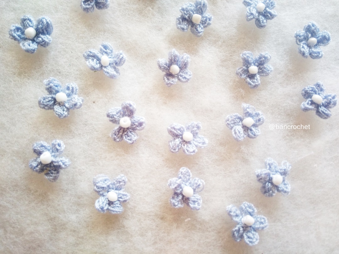 Bancrochet ดอกไม้จิ๋วถักโครเชต์ crochet mini flowers สีฟ้าคราม 0.5 นิ้ว