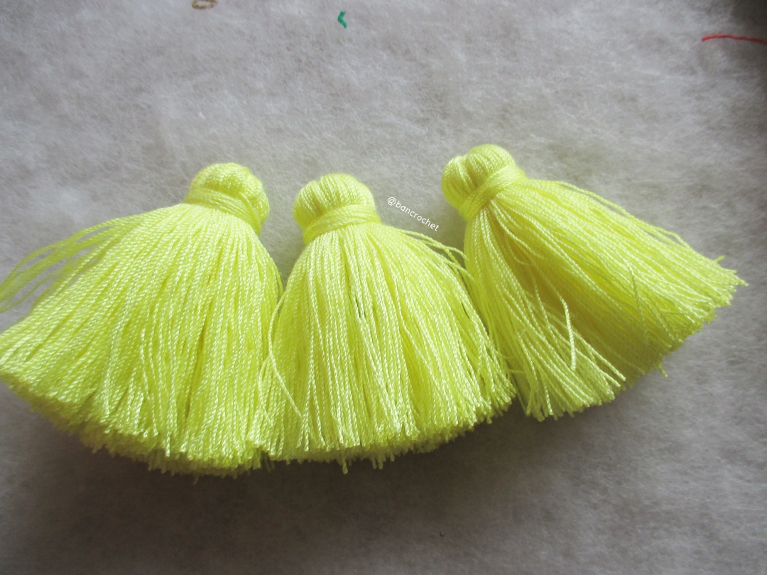 พู่แบบหนาฟู ขนาด 2 นิ้ว 4 ply tassel crochet acrylic yarn 4 ply เหลือง 2 นิ้ว