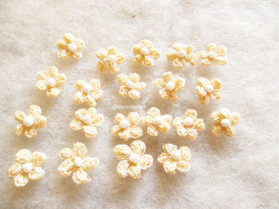 Bancrochet ดอกไม้จิ๋วถักโครเชต์ crochet mini flowers สีครีม 0.5 นิ้ว