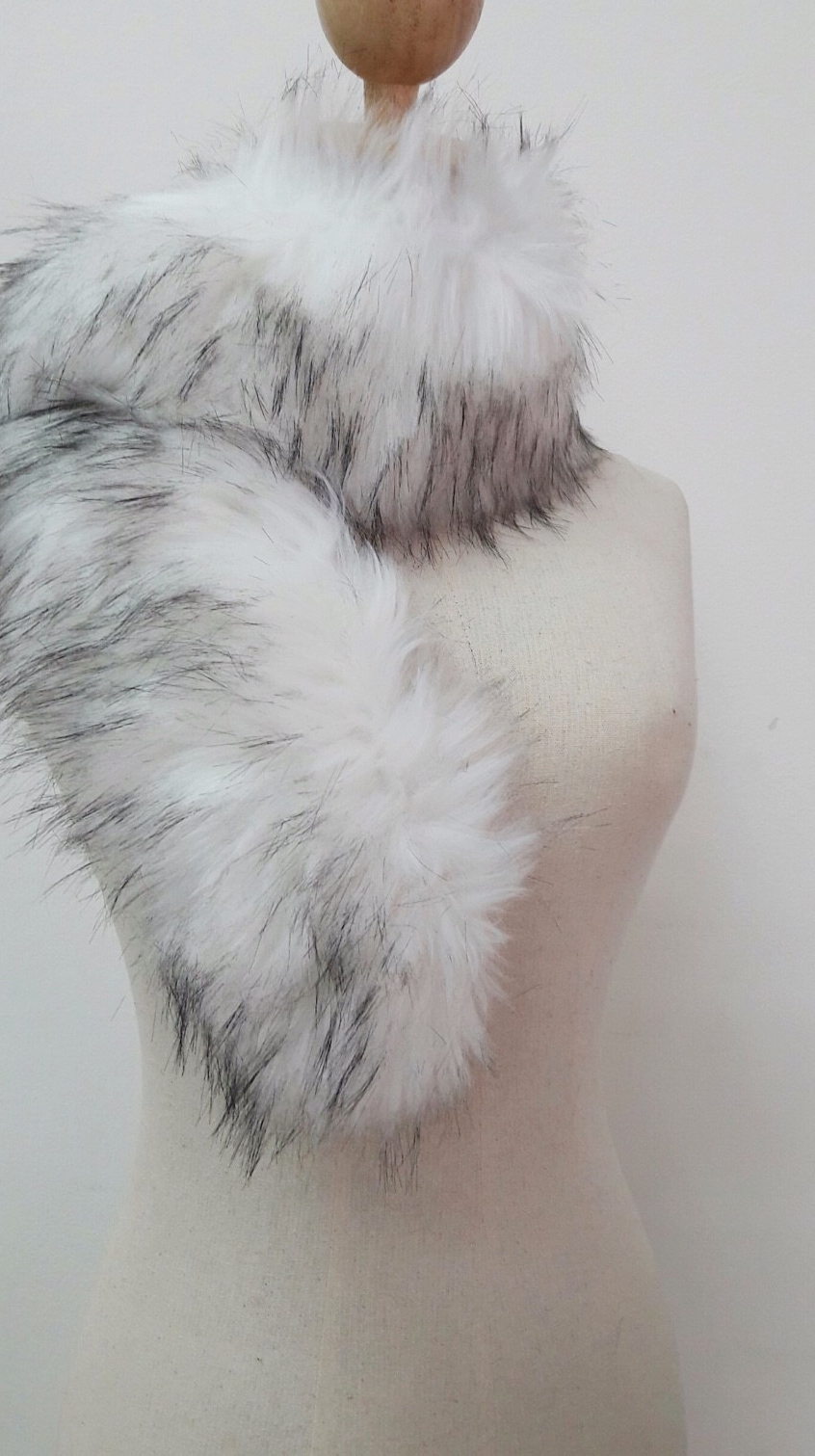 ขนเฟอร์ fur สีขาวแซมดำ ขนฟู ใช้ติดเสื้อหนาว หรือใช้พันคอเพิ่มความเก๋ มิกได้กับทุกชุด มาพร้อมกระดุมใส