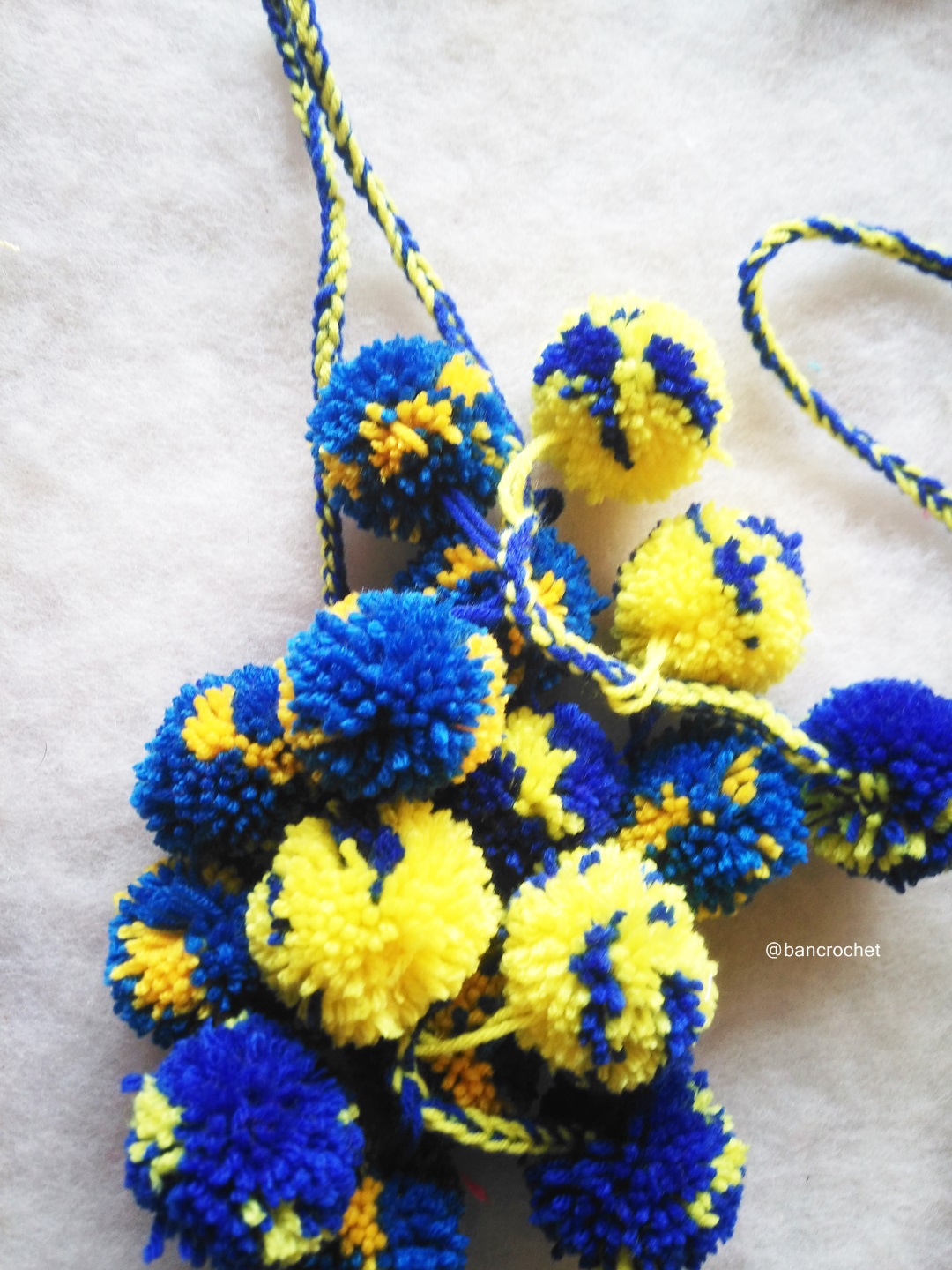 Bancrochet พวงกุญแจห้อยกระเป๋าปอมปอม Pompoms keychains น้ำเงิน/เหลือง 10-12 นิ้ว รวมสาย