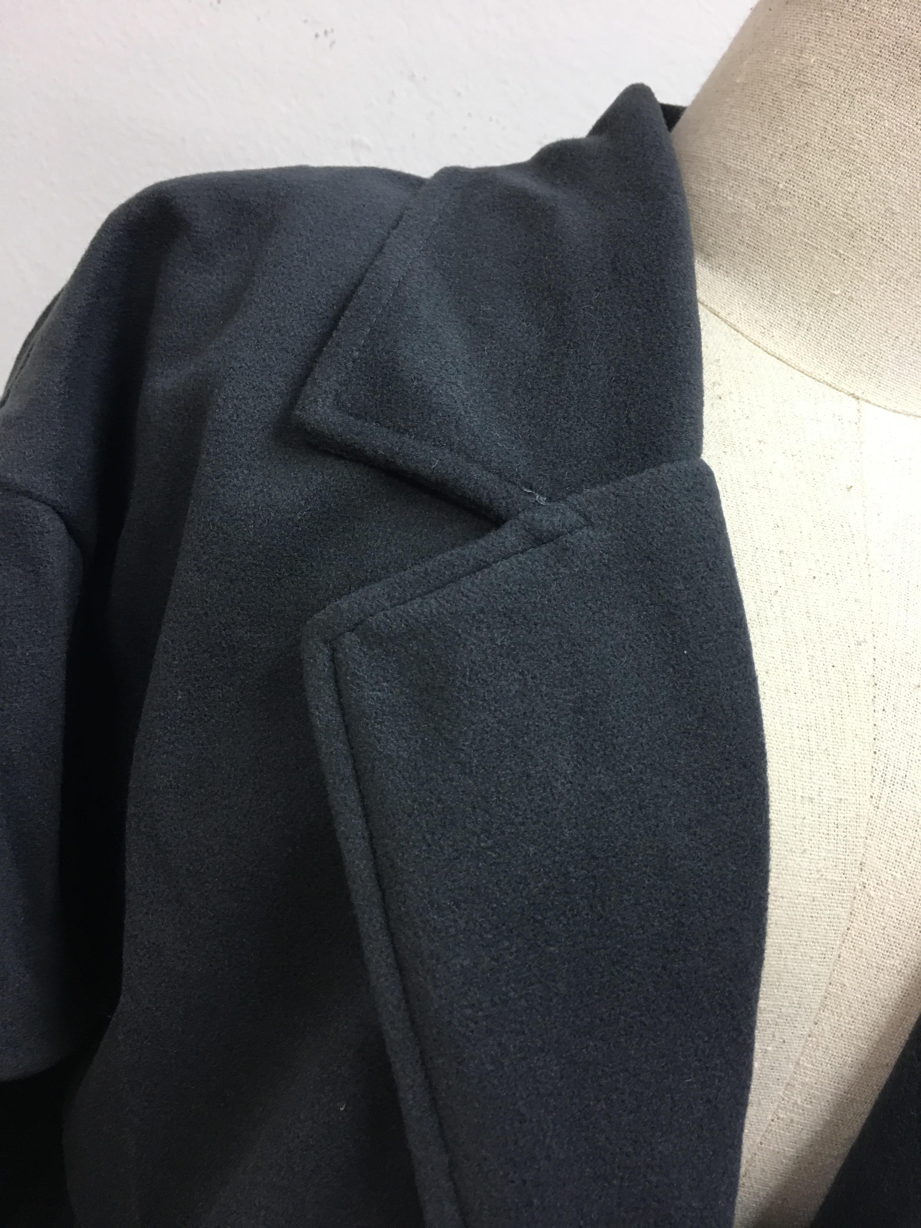 เสื้อโค้ททรงสวย แบบผู้ดี ผ้าวูลผสม เนื้อไม่หนา ทรงแข็ง บุซับในกันลม จะใส่คลุม หรือใส่เป็นเสื้อโค้ทปกติก็เก๋ค่า งานโอเคเลยน้ารุ่นนี้ พร้อมส่งจ้า สีน้ำตาล,สีเทา