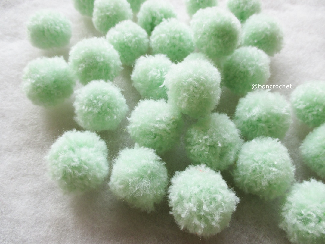 ปอมปอมไหมพรม ขนาด 2.5-3 ซม pom poms crochet เขียวอ่อน 2.5-3ซม.