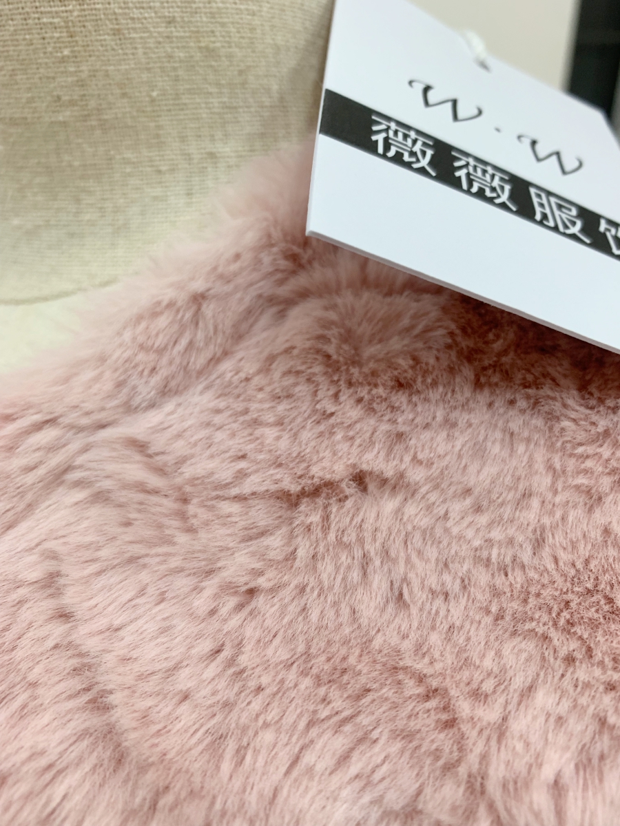 เสื้อกันหนาว แขนยาว ขนแมวนุ่มสุดๆ ใส่แล้วเป็นคุณหนูขึ้นมาทันที งานดีพร้อมส่งจ้า สีชมพูนู๊ด