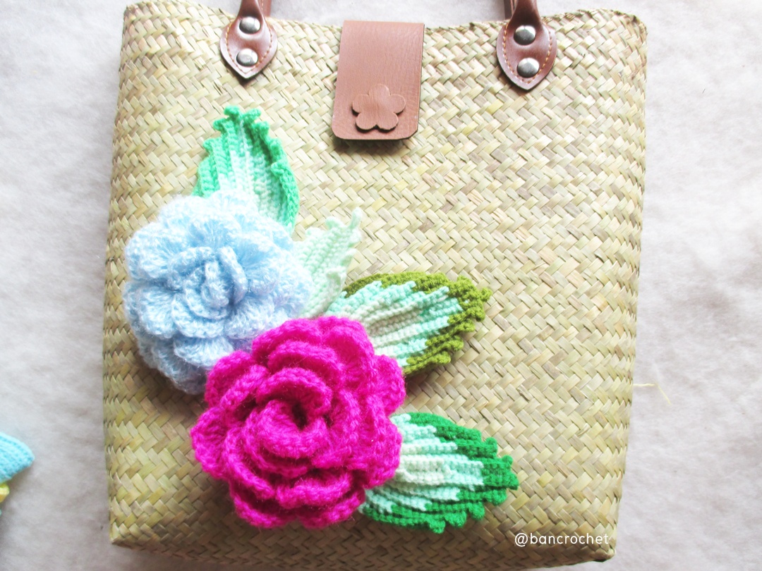 bancrochet กระเป๋ากระจูดสาน ประดับดอกไม้ ขนาด 12*4*18 นิ้ว basket weave bags ธรรมชาติ 12*4*18 นิ้ว