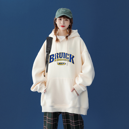 เสื้อกันหนาวตัวใหญ่มีหมวกสีครีมคู่กับเสื้อยืดสีขาวสวมอยู่ด้านใน