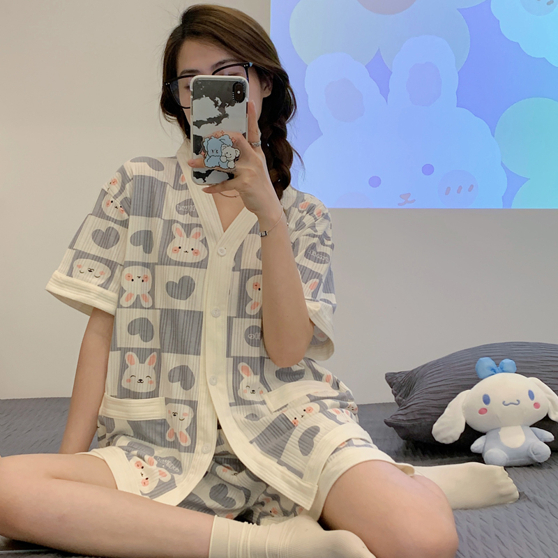 ชุดนอนผู้หญิง