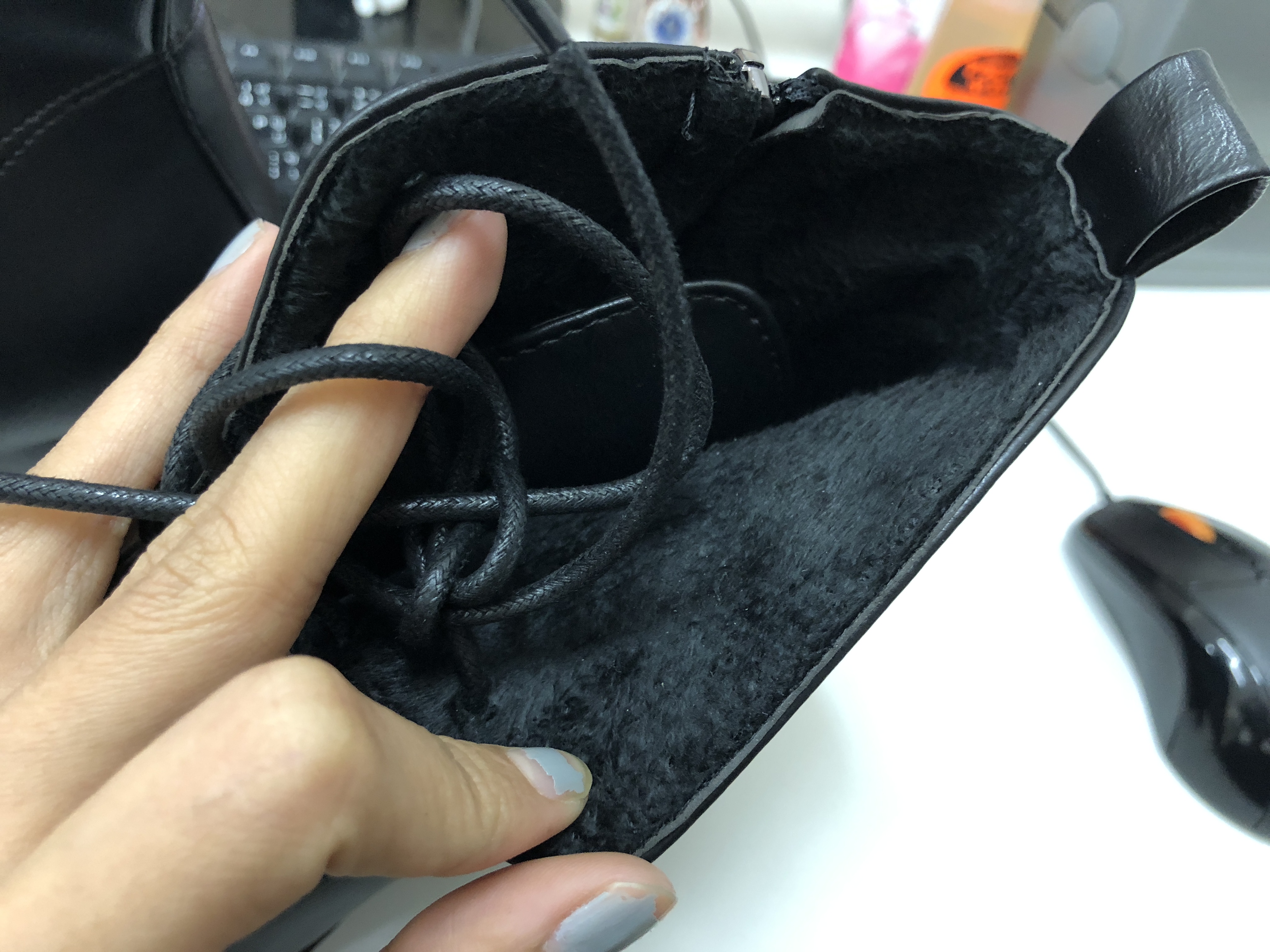 Boots รองเท้าบูท หนังสีดำ ด้านในเป็นขนสั้น แต่งหมุดรอบพื้นรองเท้า เก๋ๆ สำเนา