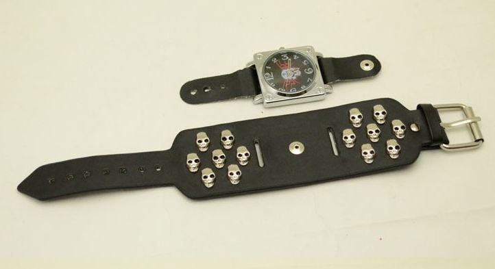 นาฬิกาข้อมือ สายหนังแท้ เส้นใหญ่ สีดำ สไตล์ ร็อคเกอร์ ติดจี้ หัวกะโหลก สีเงิน เท่ ๆ หน้าปัด หัวกะโหลก สีดำ แบบ พั้งค์ร็อค นาฬิกา เท่ ๆ แบบสวย 696809