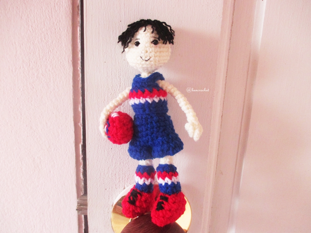 ตุ๊กตาถักนักรักบี้ ขนาด 5 นิ้ว rugby doll amigurumi crochet 5 inches