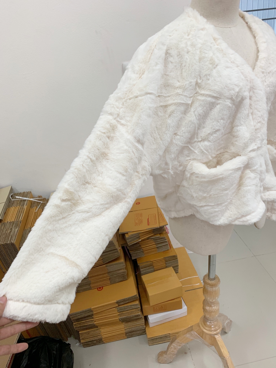 เสื้อกันหนาว แขนยาว ขนแมวนุ่มสุดๆ ใส่แล้วเป็นคุณหนูขึ้นมาทันที งานดีพร้อมส่งจ้า สีขาวครีม