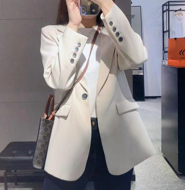 เสื้อสูทแขนยาว แบบเท่ ๆ สูท ใส่ทำงาน ใส่เที่ยว ใส่พบลูกค้า สีดำ และ สีเบจ แต่งกระดุม ที่แขนเก๋ ๆ 213892