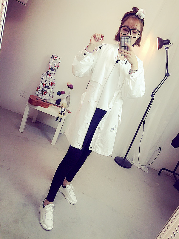 เสื้อคลุมสไตล์เกาหลี ทรงยาว ผ้าร่มเนื้อบางบุซับในช่วงอก แต่สกรีนลายจามจุดต่างๆ ดีเทลช่วงหลังเก๋ๆ พร้อมส่ง