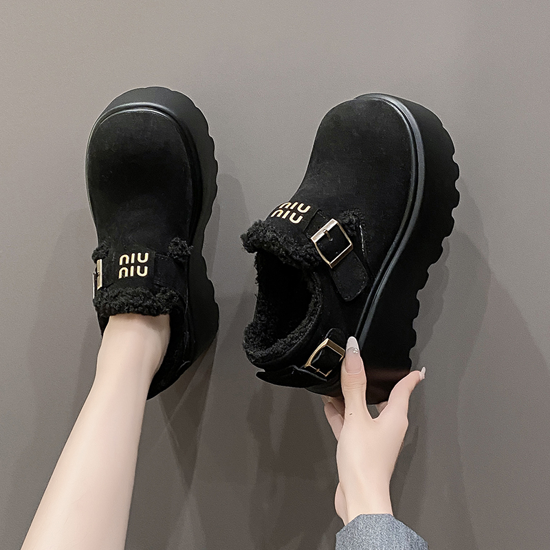 รองเท้าผ้าใบเสริมส้นสูง ไซต์35-39 สนใจทักแชท ฟรีค่าส่ง!