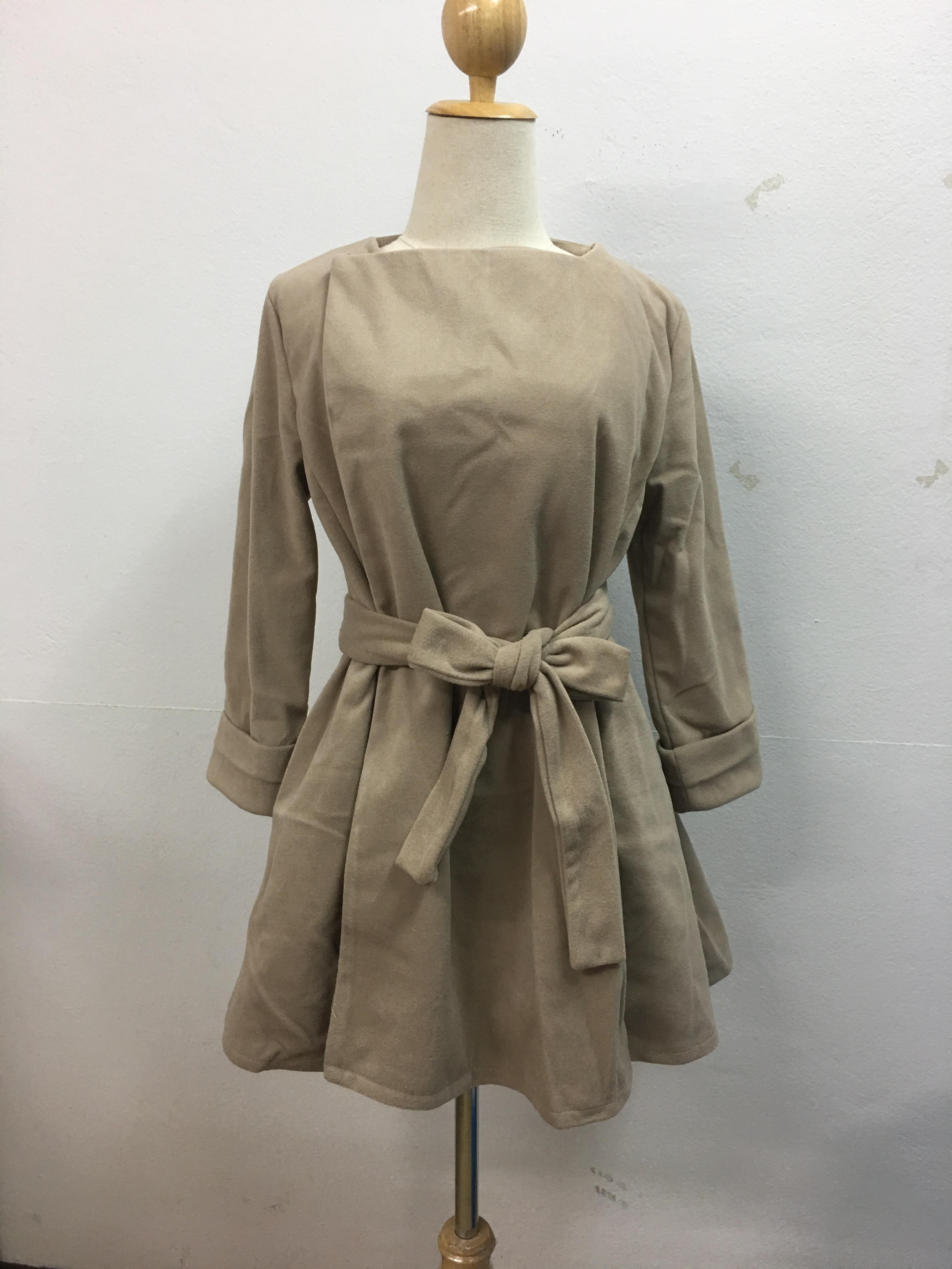 เสื้อโค้ทกันหนาว ทรงสวยสีกรมท่า ใส่เป็นเดรสได้เลย แบบผู้ดีมาก ผ้าวูลผสมสักกะหลาด บุซับในกันลม จะใส่เป็นเดรส หรือใส่เป็นเสื้อโค้ทปกติก็เก๋ค่า พร้อมส่งจ้า สีกรมท่า