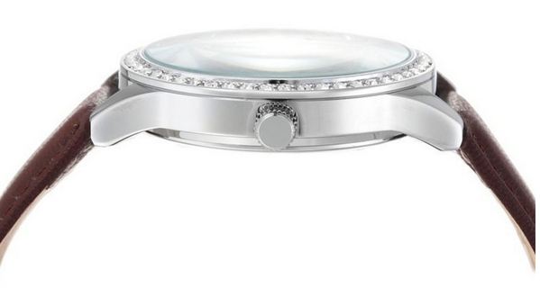 นาฬิกาข้อมือ ผู้หญิง สายหนัง ฝังเพชร ออกแบบ หน้าปัด ด้านใน เป็น ต้นคริสมาสต์ ติดเพชร สวยหรู ท่ามกลาง หิมะ สายหนังสีน้ำตาล ดำ ขาว 542945