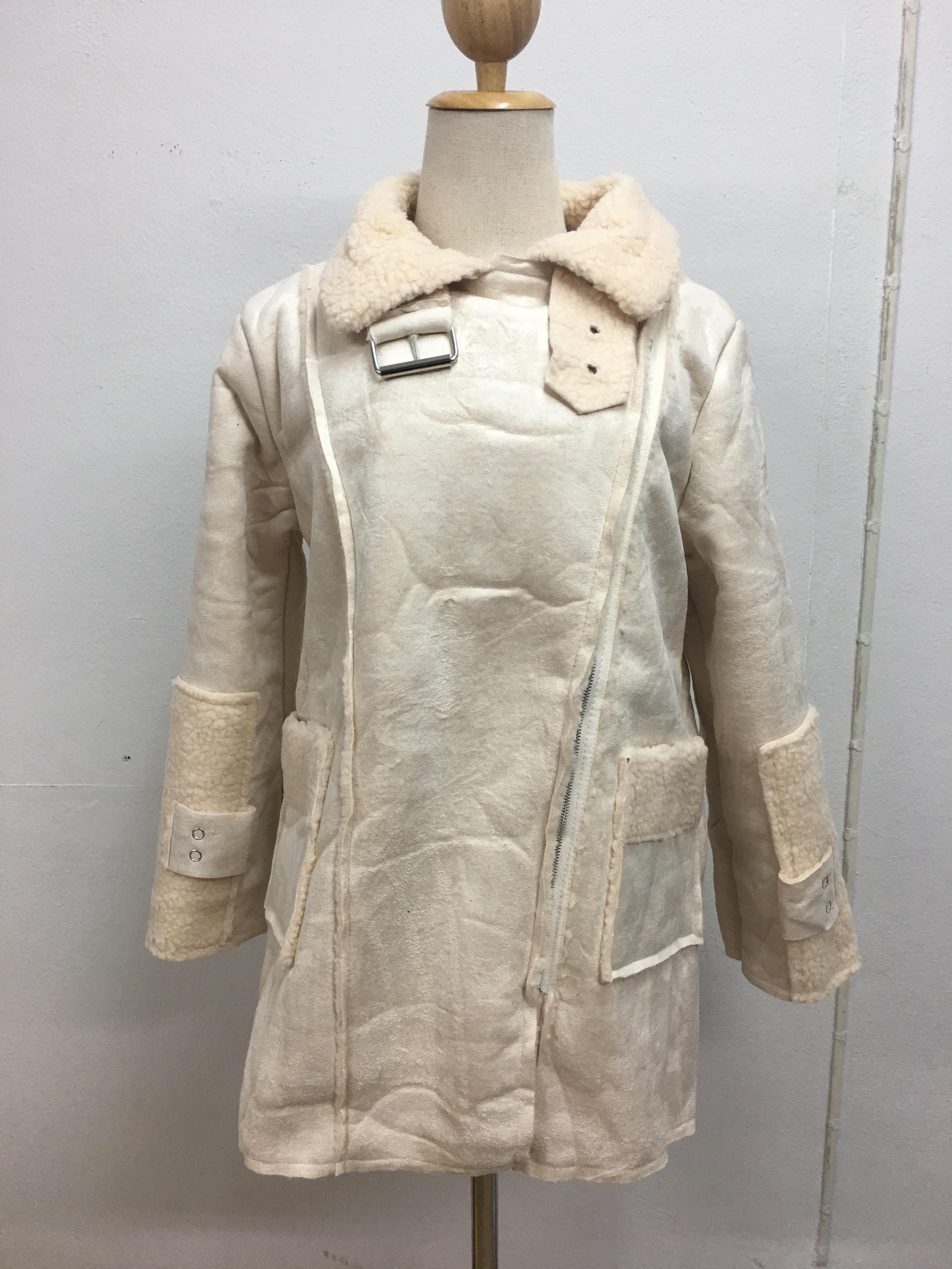 เสื้อกันหนาว สีครีม เนื้อผ้าคล้ายๆหนังกลับ+กำมะหยี่ แต่งขนแกะด้านใน ดูดี อุ่นนนน แบบเก๋สุดๆ พร้อมส่งเลยจ้า งานตามแบบ