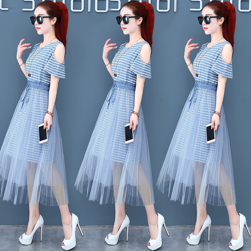 Dress4619 เซ็ท(เดรส+กระโปรง) เดรสยาวเว้าไหล่ลายริ้วสีฟ้าขาวผ้านุ่มยืดหยุ่นสูง+กระโปรงยาวผ้ามุ้งสองชั้นเอวยางยืดสีฟ้าเข้าชุด งานน่ารักเก๋ๆ ดูดีไม่ซ้ำใคร แมทช์ได้ลงตัว ใส่ได้ทุกโอกาส