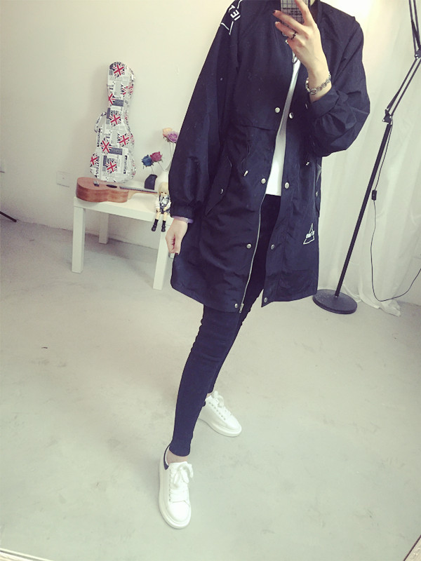 เสื้อคลุมสไตล์เกาหลี ทรงยาว ผ้าร่มเนื้อบางบุซับในช่วงอก แต่สกรีนลายจามจุดต่างๆ ดีเทลช่วงหลังเก๋ๆ พร้อมส่ง