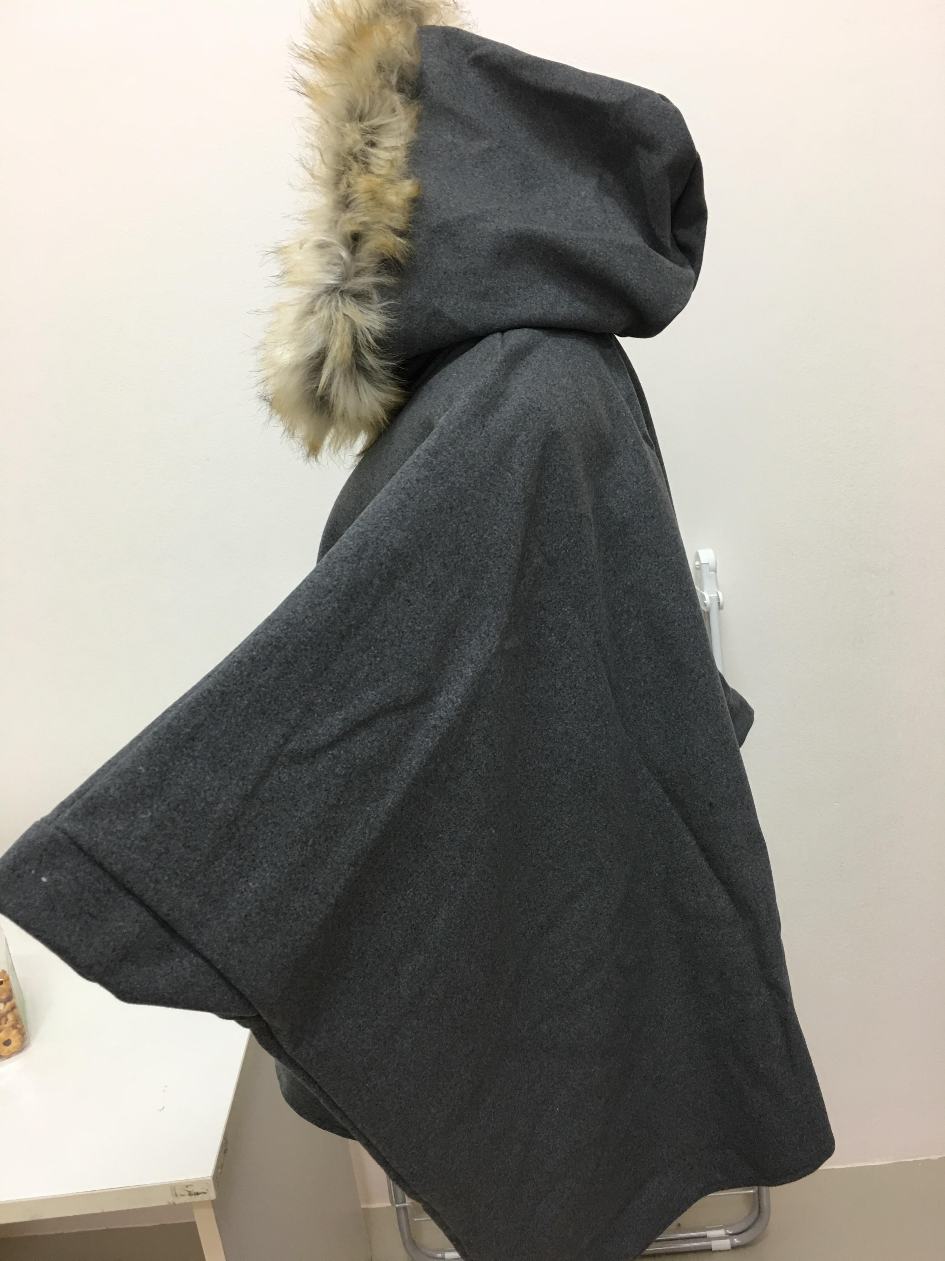 โค้ทกันหนาว ทรงโคล่ง แต่งขนเฟลอร์รอบฮูด ผ้าวูลเนื้อดี มีน้ำหนักทิ้งตัว