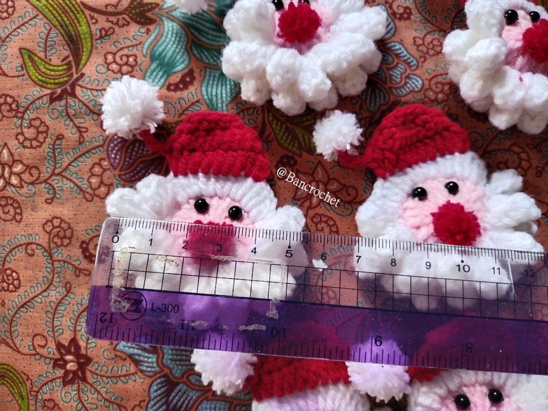 Bancrochet ซานตาครอสถักโครเชต์ Crochet Santa Claus แดง 5*6 cm