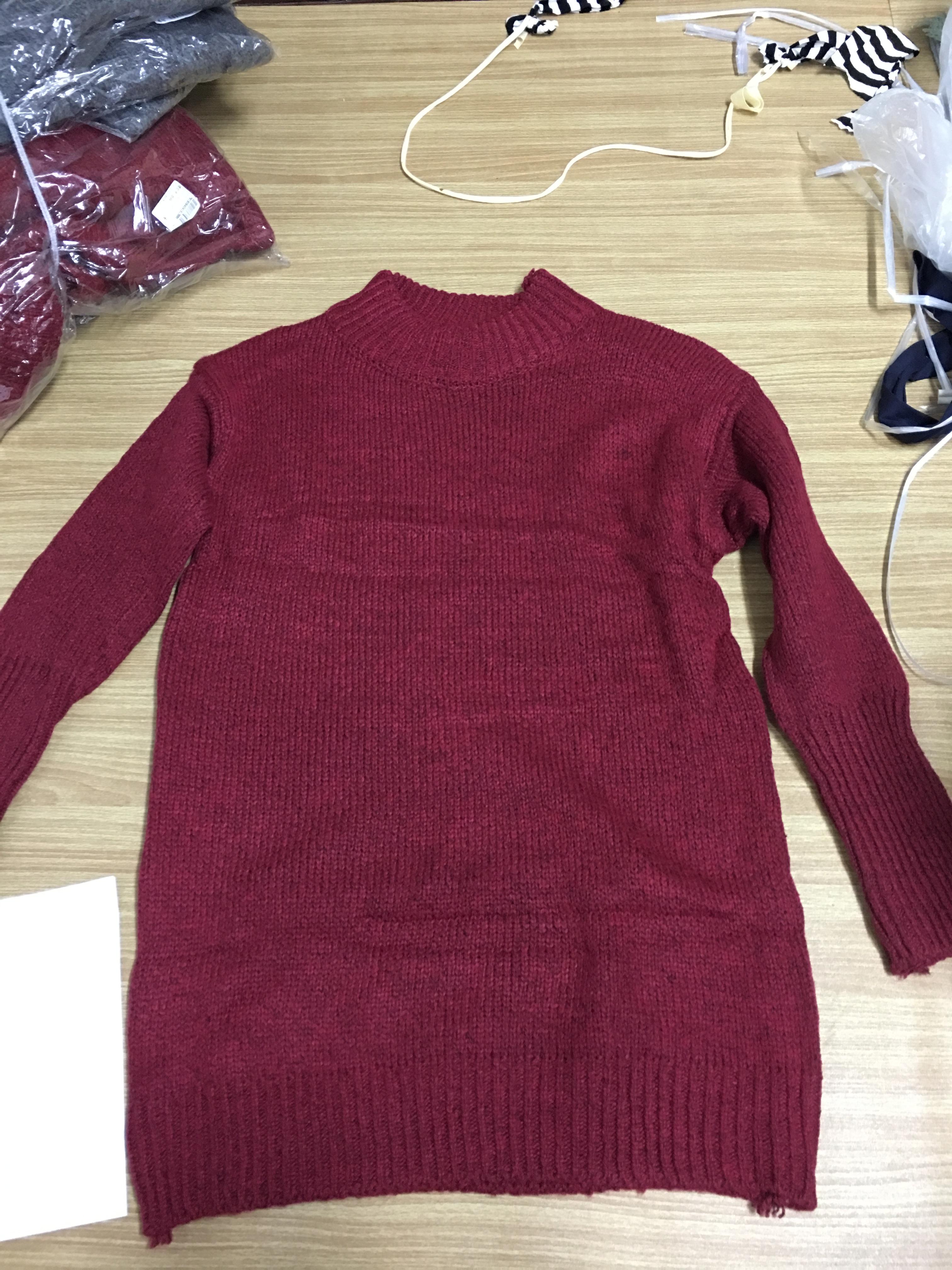 Sweater เสื้อไหมพรมถักตัวยาว สีแดงใส่ตัวเดี๋ยวได้เลยเก๋ๆ ไหมพรมนุ่มยืดได้เยอะ แดง