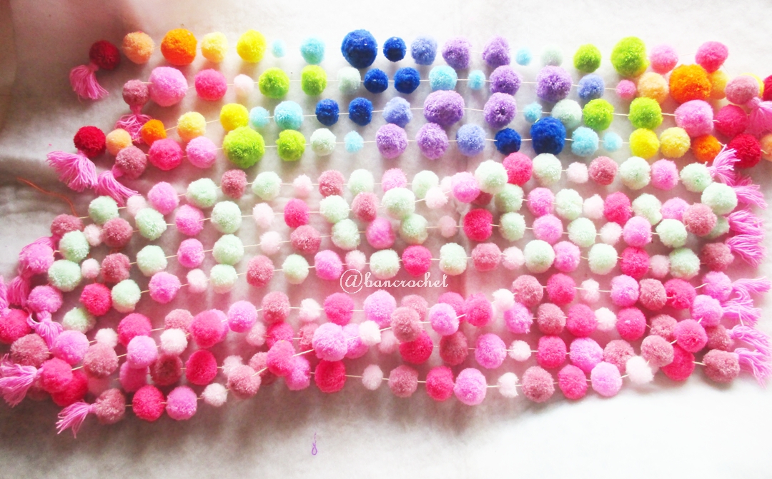 ปอมปอมร้อยสำหรับห้อยประตูหรือประดับตกแต่ง pompoms crochet