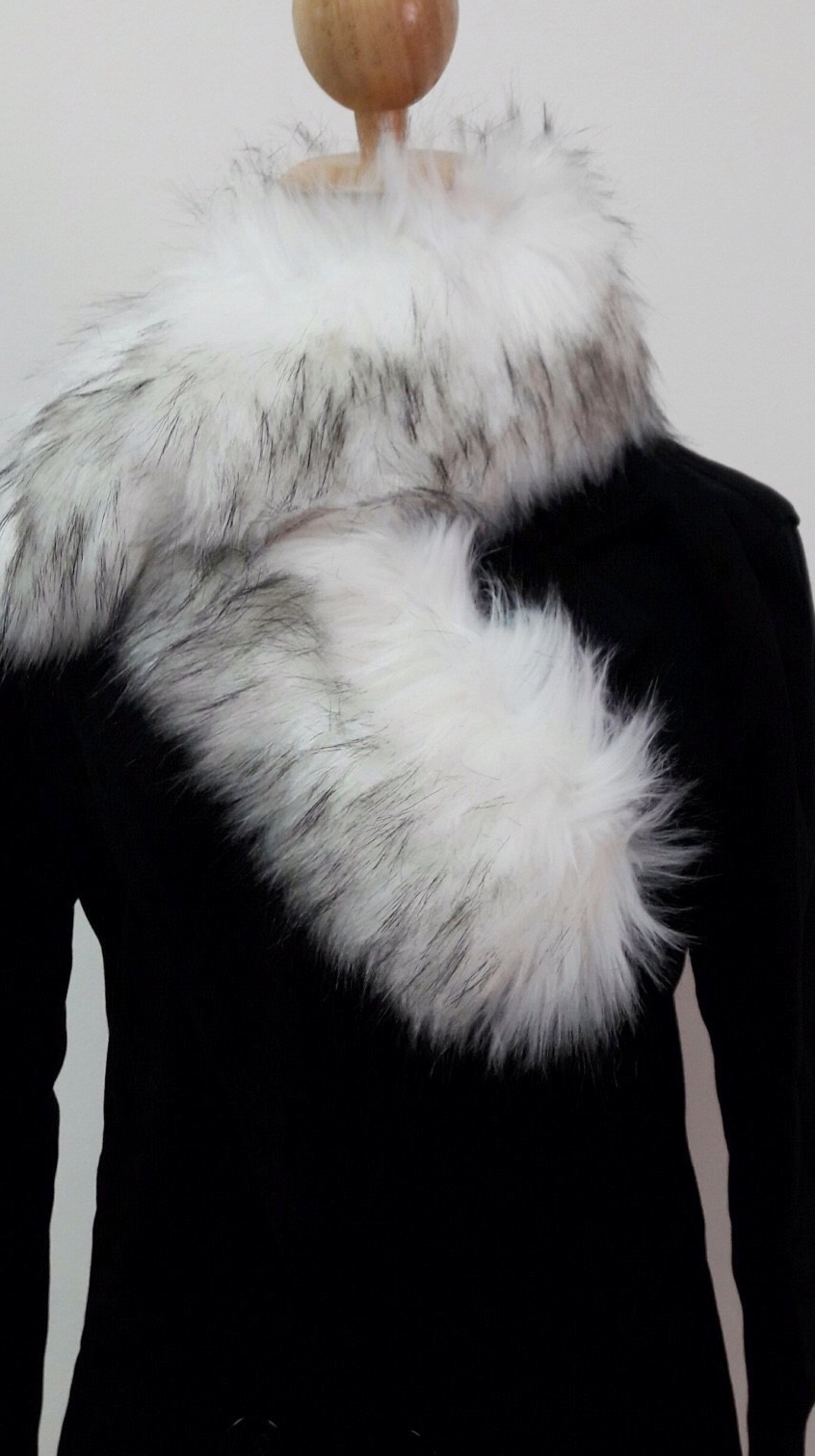 ขนเฟอร์ fur สีขาวแซมดำ ขนฟู ใช้ติดเสื้อหนาว หรือใช้พันคอเพิ่มความเก๋ มิกได้กับทุกชุด มาพร้อมกระดุมใส