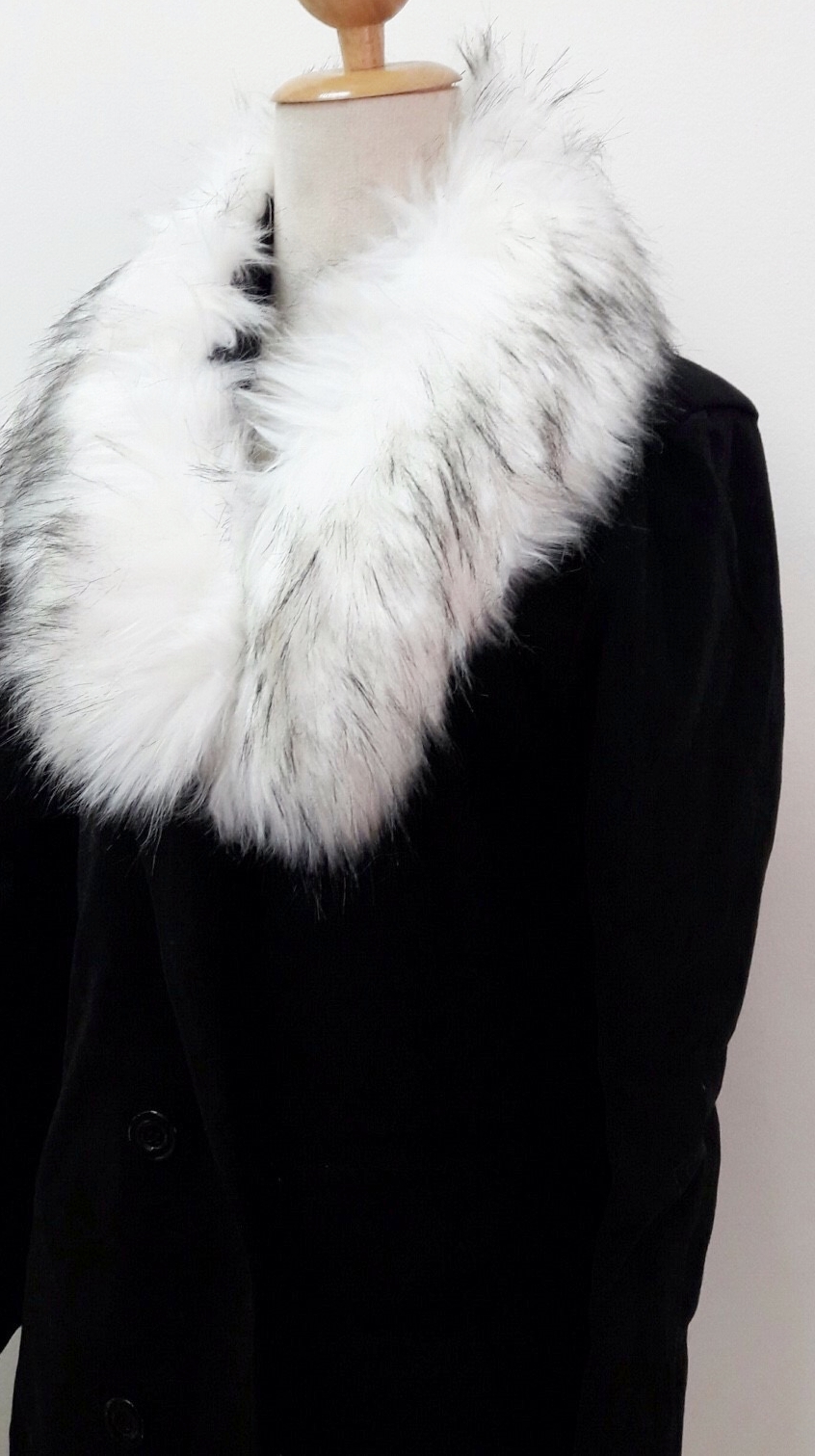 ขนเฟอร์ fur สีขาวแซมดำ ขนฟู ใช้ติดเสื้อหนาว หรือใช้พันคอเพิ่มความเก๋ มิกได้กับทุกชุด มาพร้อมกระดุมใส
