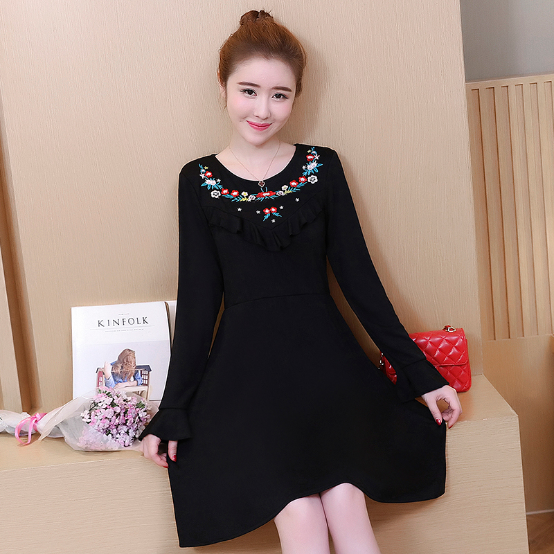 Dress4499 Big Size เดรสแขนยาวสีดำไซส์ใหญ่ ช่วงอกปักลายดอกไม้แต่งระบายเล็กๆ ซิปหลังใส่ง่าย ผ้าคอตตอนบอดี้สูทเนื้อดีมีน้ำหนักทิ้งตัวยืดขยายได้เยอะ งานดีเกรดพรีเมียมสวยเหมือนราคาหลักพัน ใส่เที่ยว/ใส่ทำงานได้