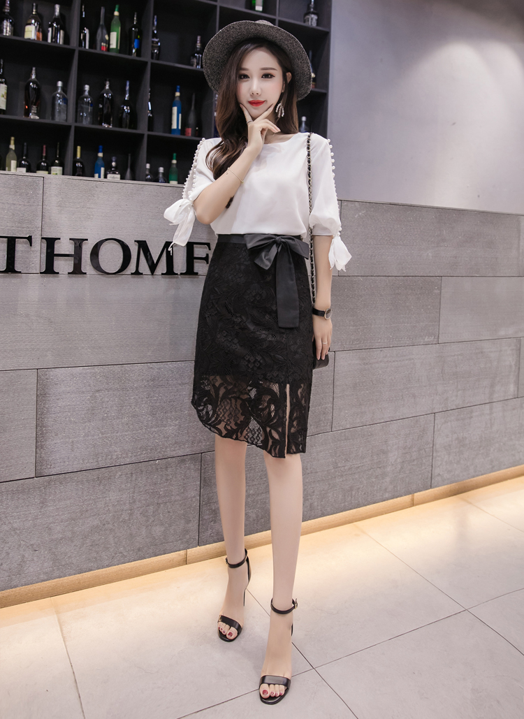 Skirt386 กระโปรงลูกไม้สีดำทรงเข้ารูปซิปหลังผูกโบว์เอวมีซับใน ผ่าชายเล็กน้อยเพื่อความคล่องตัว งานสวยดูดี แมทช์กับเสื้อทรงไหนก็เข้า ใส่เที่ยว/ใส่ทำงานได้