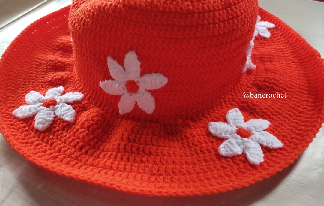 Bancrochet หมวกถักโครเชต์สีส้มสดใสประดับดอกไม้ crochet hat ส้ม