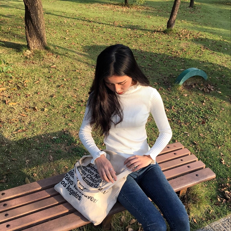 สีขาว : เสื้อไหมพรมคอเต่า ผ้านุ่ม แต่งช่วงปลายคอ แขน ชายเสื้อ ผ้าร่องมี texture ในตัว งานดี ยืดได้เยอะ