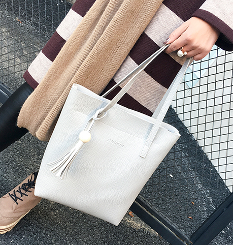 สุดคุ้ม ซื้อ 1 ได้ถึง 3 กระเป๋าสะพายหนังทรงสวย + กระเป๋าใบเล็กอีก 2 ใบ สีเทาอ่อน พร้อมส่ง เทาอ่อน (ตามภาพรายละเอียด)