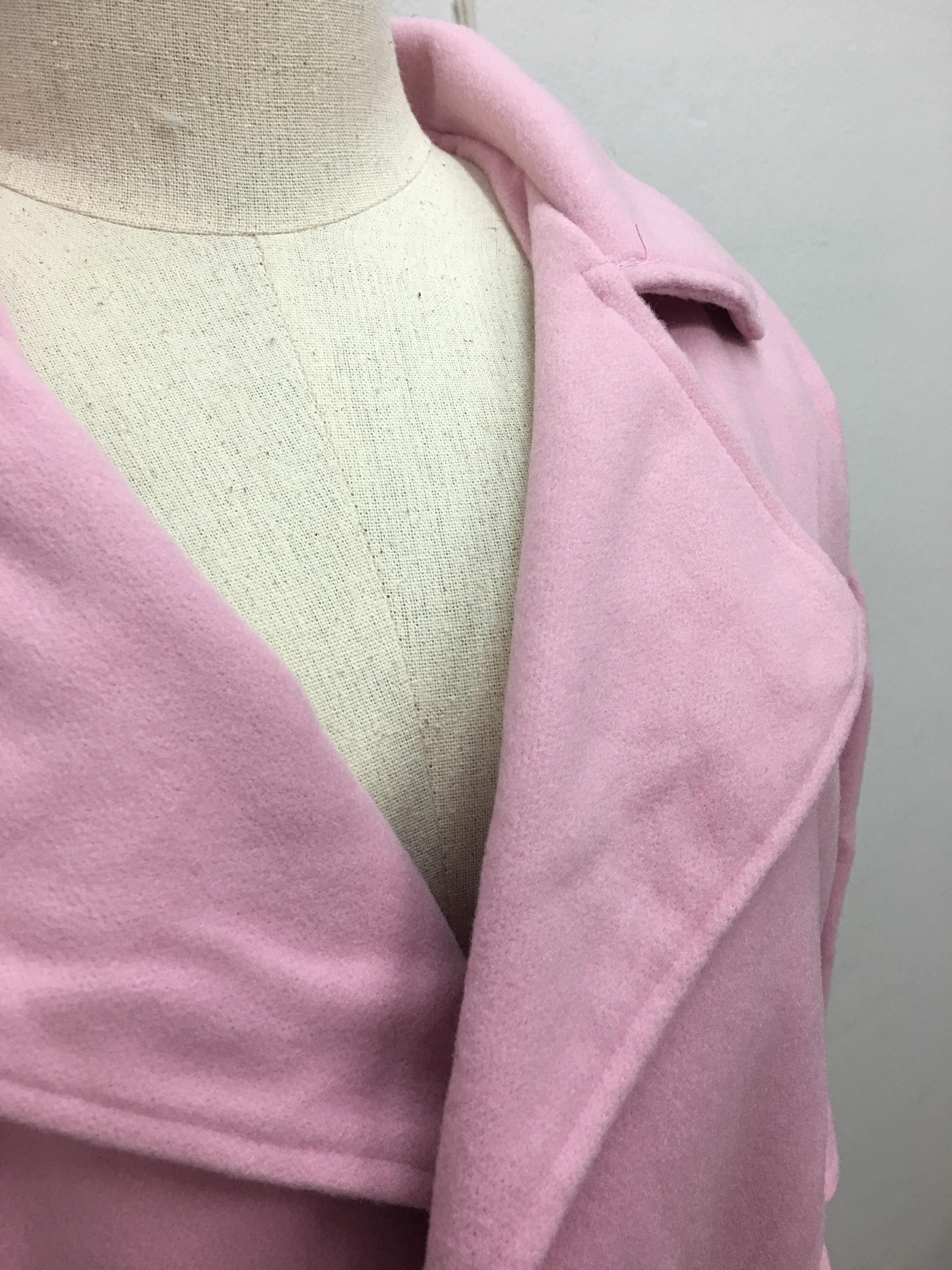 สีน้ำตาล : เสื้อโค้ทกันหนาว ทรงสวย ผ้ากำมะหยี่ผสมสักกะหลาด เนื้อเบา ไม่หนา ทรงไม่เข็งค่ะ บุซับในกันลม พร้อมส่งจ้า