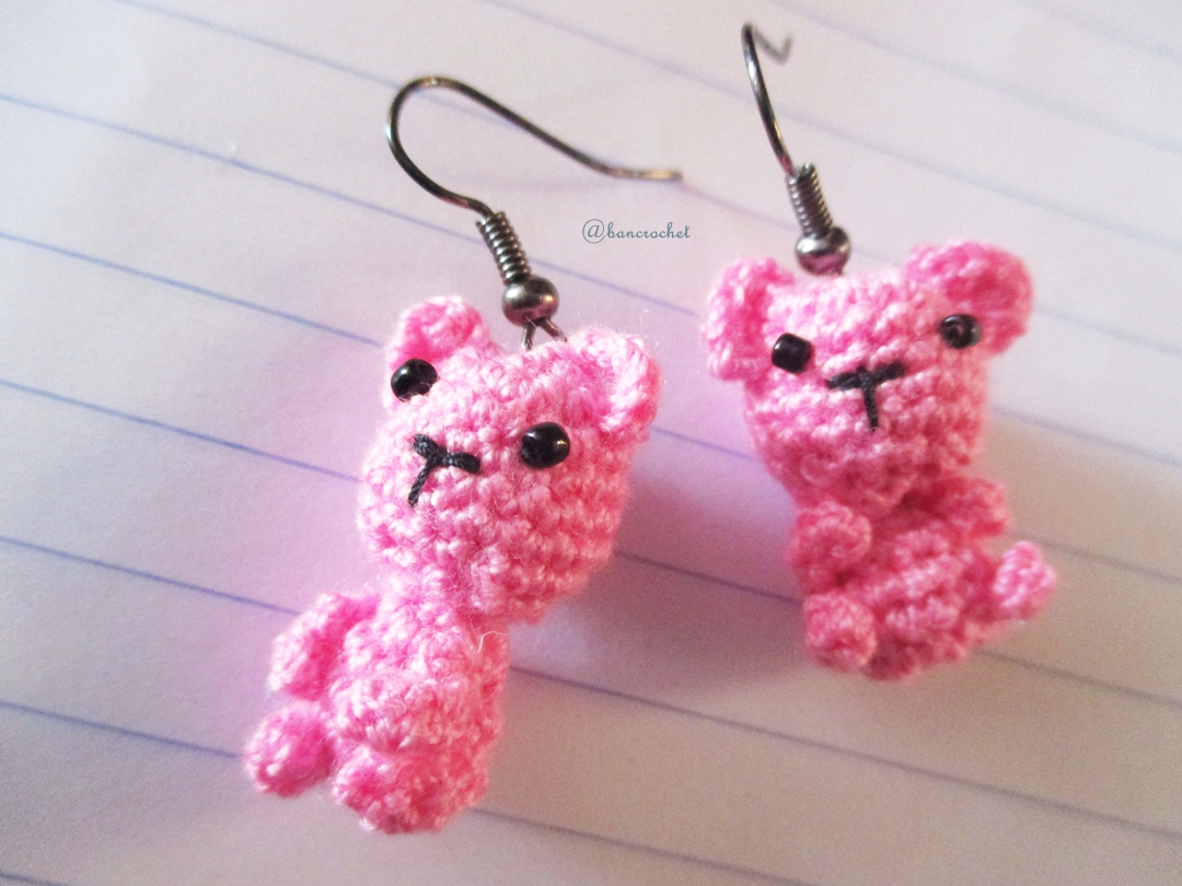 ต่างหูถัก รูปหมีชมพู ขนาด 1.5 นิ้ว mimi bear amigurumi earrings crochet 1.5 inches