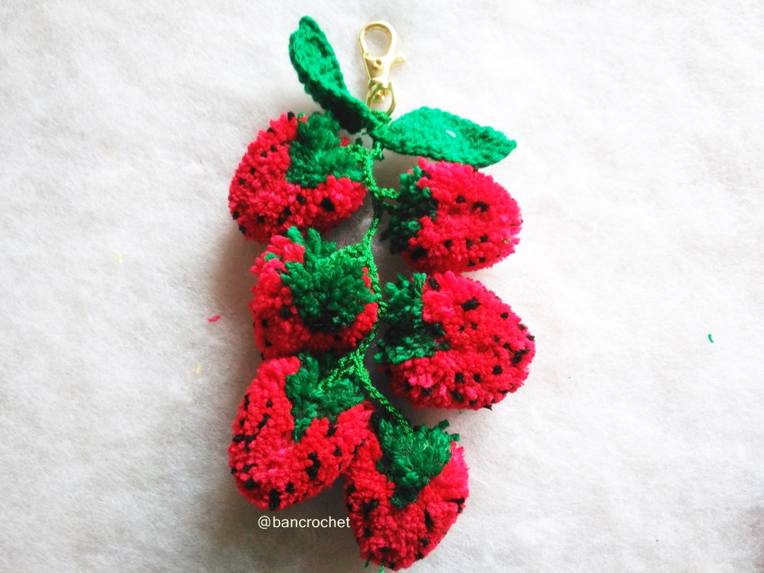 Bancrochet พวงกุญแจห้อยกระเป๋าสตรอเบอรี่ Stawberry pom poms fruits keychains สีแดง 6