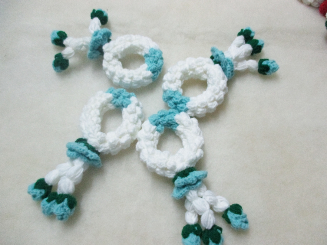 พวงมาลัยถักสีฟ้า