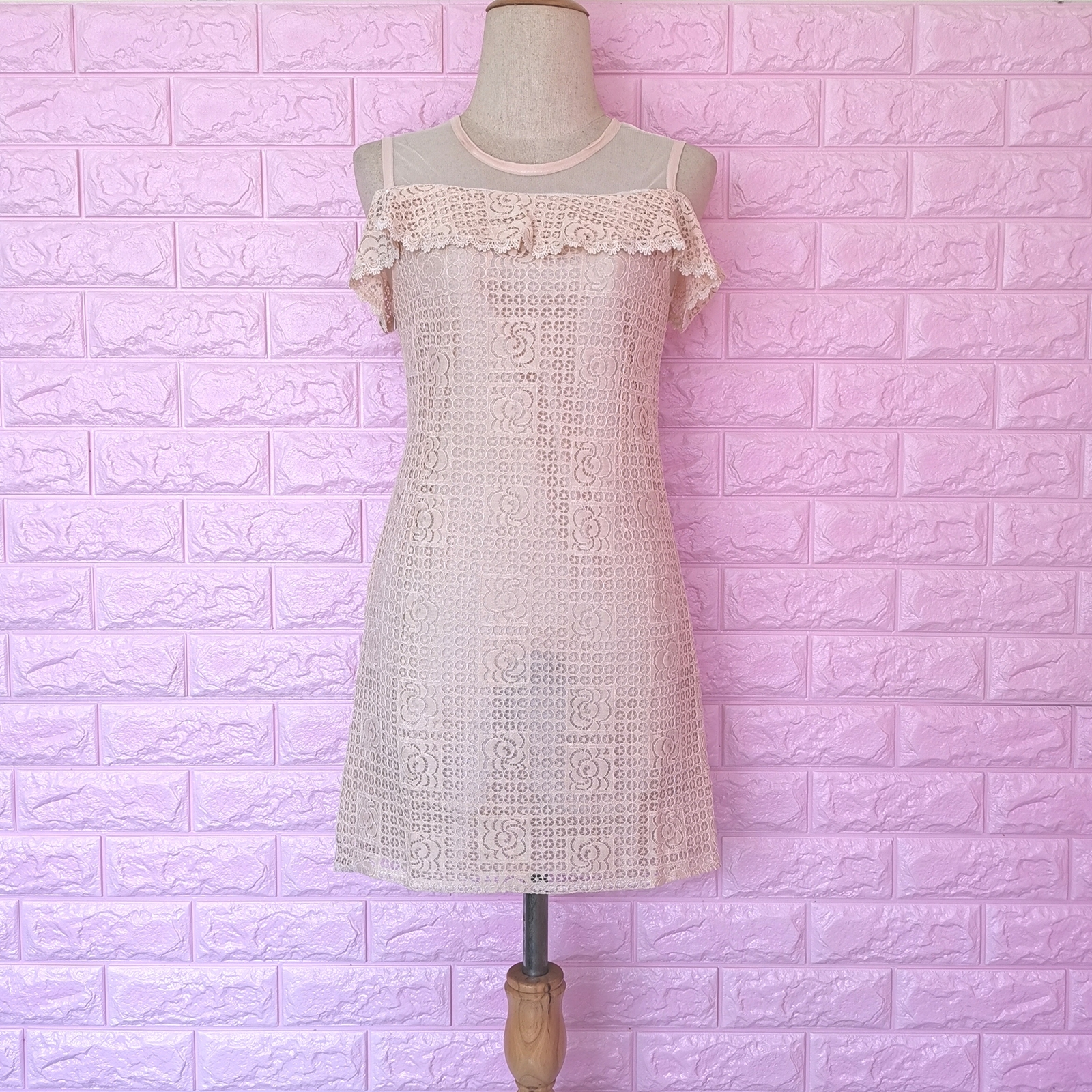 Dress4750 เดรสลูกไม้สีครีมเว้าไหล่แต่งระบาย มีกระโปรงผ้ามุ้งเอวยืดชายลูกไม้