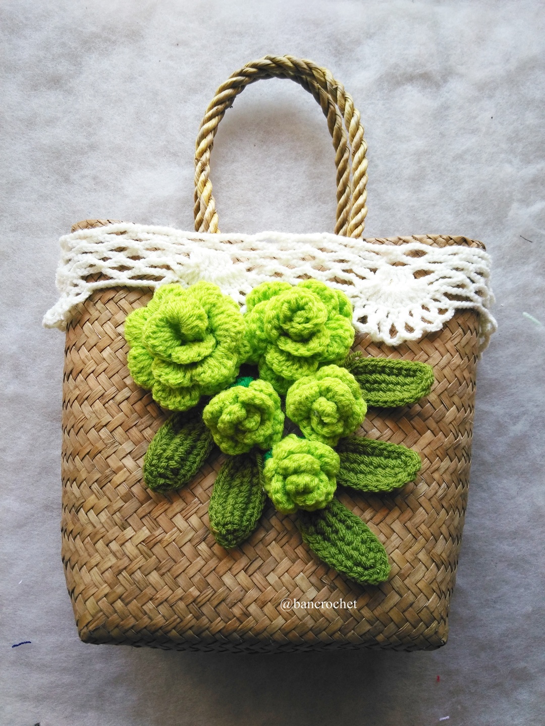 กระเป๋ากระจูดสาน ประดับดอกไม้ ขนาด 7*7*3.5*9.5 นิ้ว basket weave bags ธรรมชาติ 7*7*3.5*9.5 นิ้ว