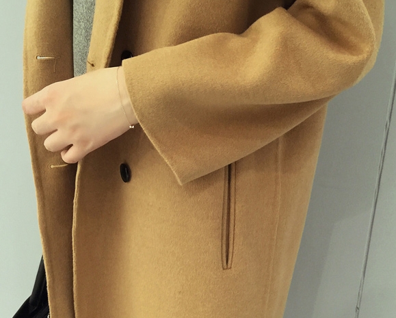 เสื้อโค้ทกันหนาว ทรงสวย สีน้ำตาล แบบผู้ดี ผ้าวูลผสมผิวสัมผัสดี ผ้าเนื้อหนา บุซับในกันลม จะใส่คลุม หรือใส่เป็นเสื้อโค้ทปกติก็เก๋ค่า งานดีเลยน้ารุ่นนี้ พร้อมส่งจ้า