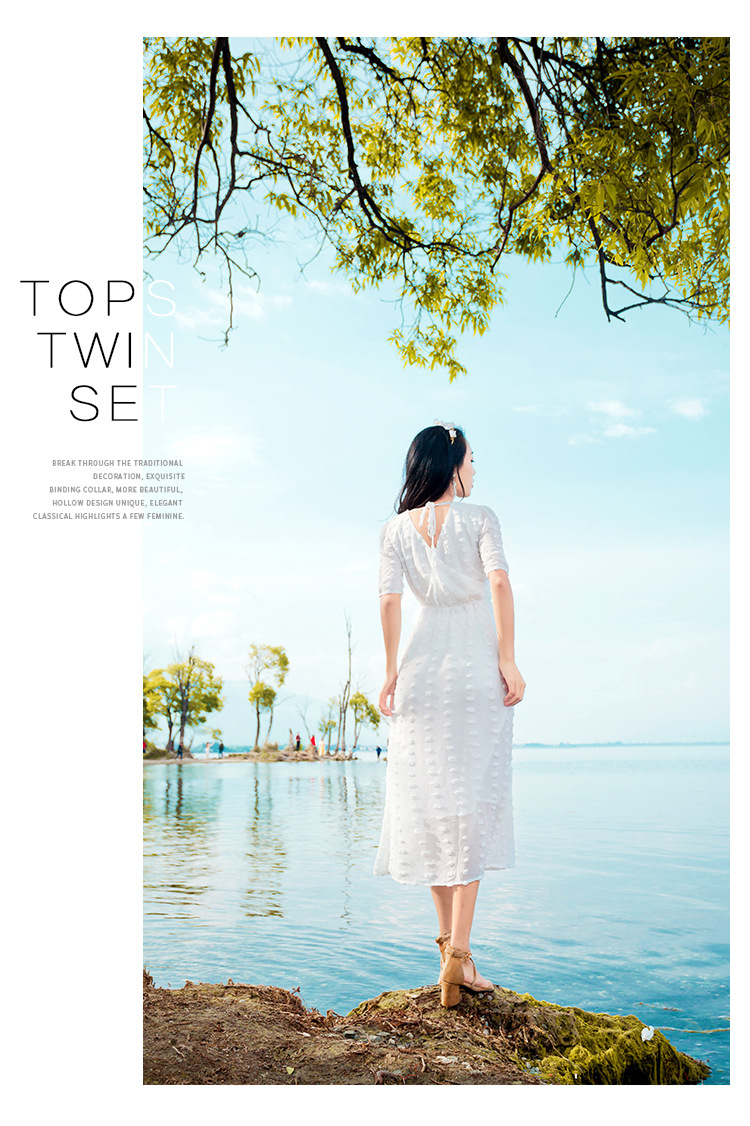 Dress4589 Maxi Dress ชุดเดรสยาวสีขาวลายจุดปอมๆ ทรงคอวีป้ายมีเชือกผูกโบว์ด้านหลัง เอวยางยืด มีซับในเนื้อนิ่มอย่างดีทั้งชุด ผ้าชีฟองเนื้อดีมีน้ำหนักทิ้งตัว