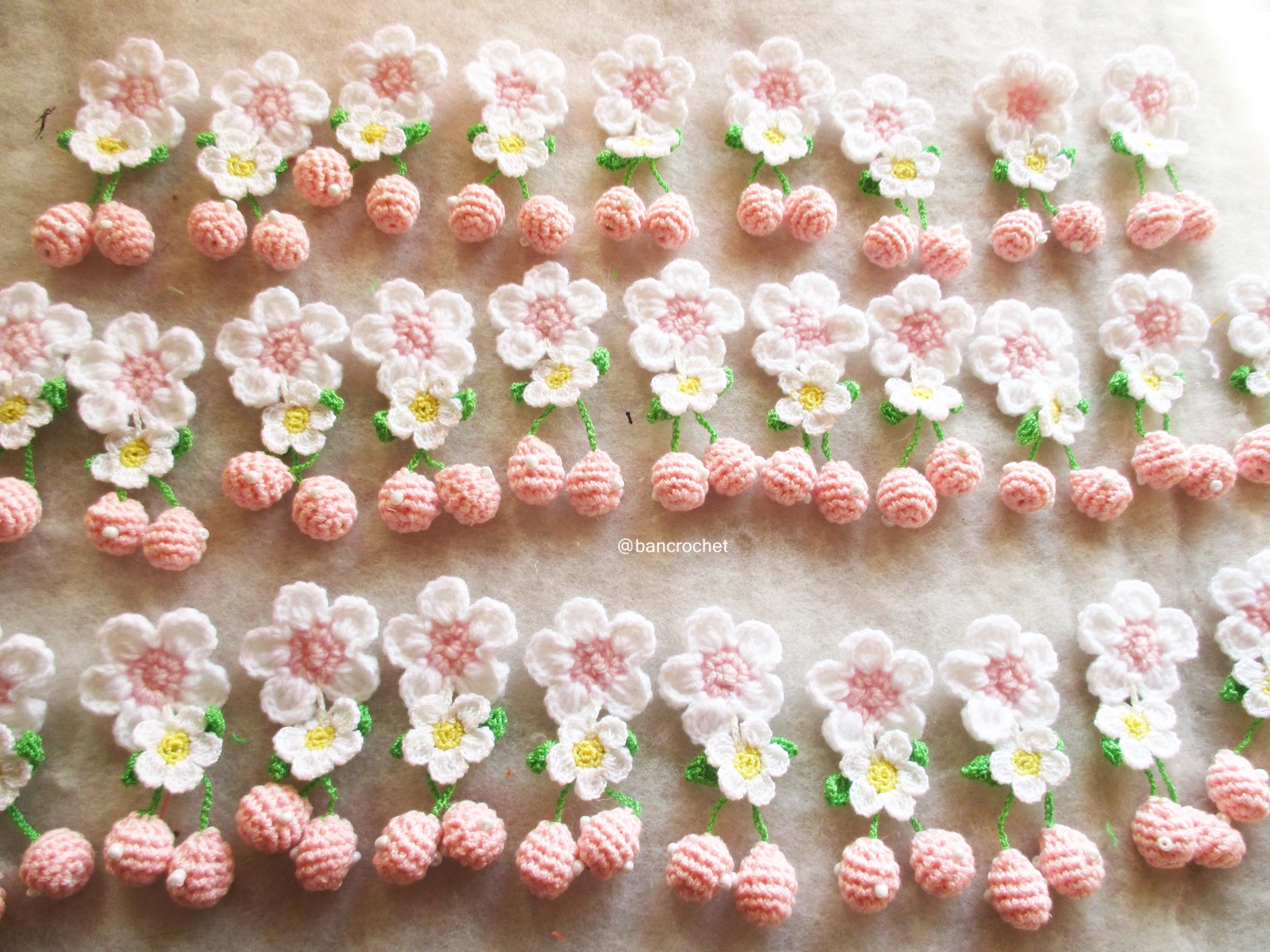 Bancrochet ช่อสตรอเบอรรี่ถักโครเชต์ crochet mini strawberry สีชมพู 2 นิ้ว