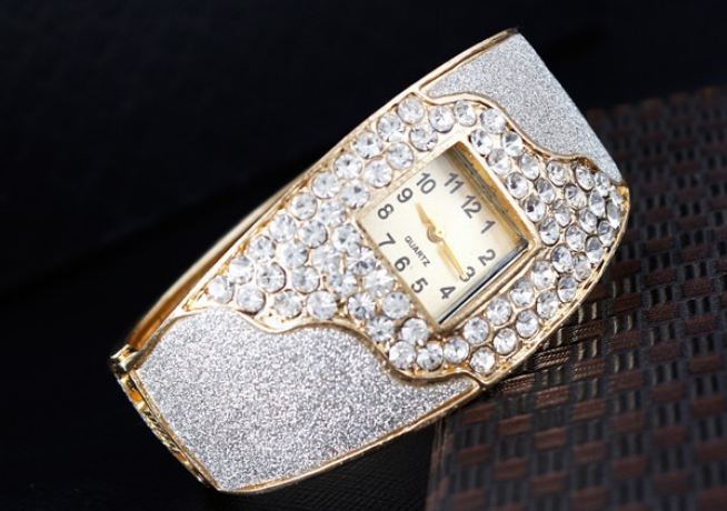 นาฬิกาข้อมือ ผู้หญิง แบบ กำไลข้อมือ นาฬิกา ฝังเพชร CZ คริสตัล ออสเตเรียสุดหรู พ่นทราย สีเงิน และ สีทอง ใส่ออกงาน ราตรี เข้ากับ ชุดหรู 251730