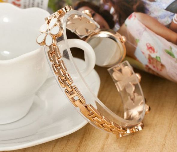 สร้อยข้อมือนาฬิกา นาฬิกาข้อมือผู้หญิง สี Rose Gold ลายดอกไม้ หวาน ๆ ทั้งเส้น หน้าปัดกลม เข้ากับทุกชุด ของขวัญให้แฟน แทนใจ 968022