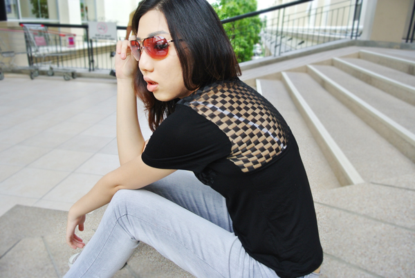 เสื้อยืดคอวี โชว์หลังลายตาราง