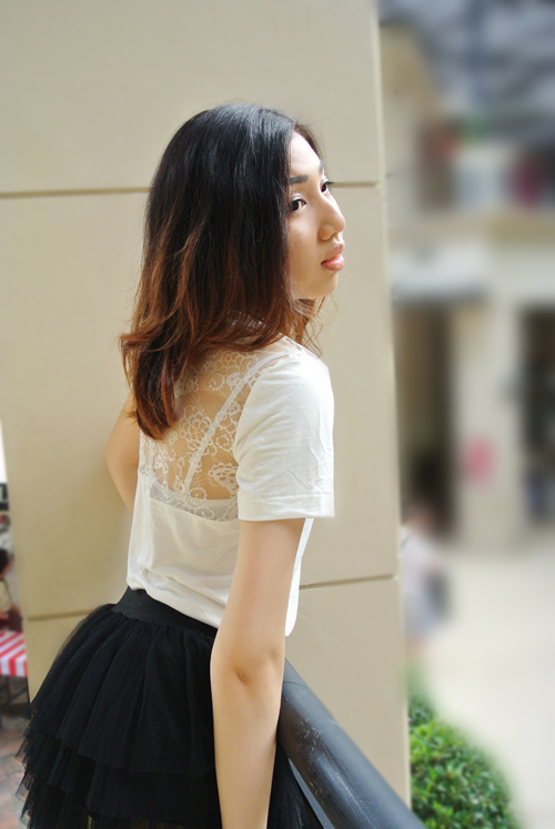 เสื้อยืดเรย่อนสีขาวคอวี โชว์ด้านหลังแต่งด้วยลูกไม้