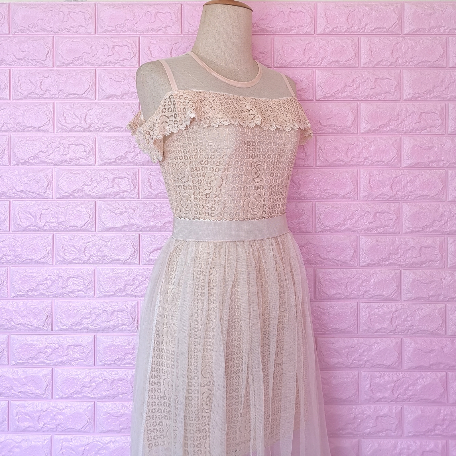 Dress4750 เดรสลูกไม้สีครีมเว้าไหล่แต่งระบาย มีกระโปรงผ้ามุ้งเอวยืดชายลูกไม้