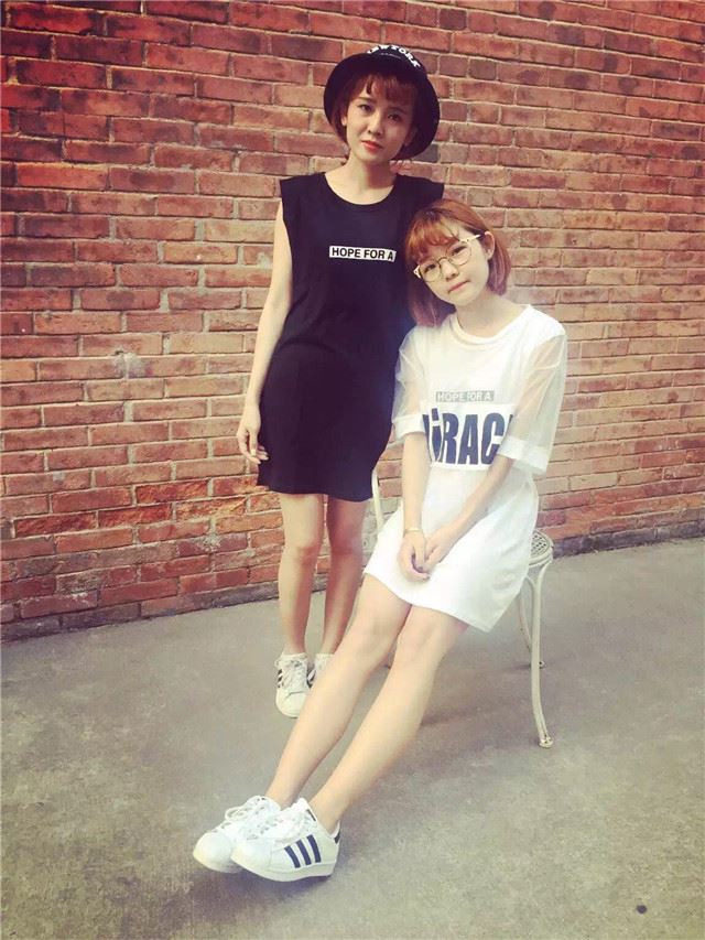 เดรส ผ้าตาข่าย แนวๆ มี 2 ชิ้นนะคะ เสื้อตัวในสกรีนลาย ตัวนอกผ้าตาข่ายแต่งลายอีกชั้น จะใส่รวมหรือแยกก็เก๋จ้า สีขาว/สีดำ